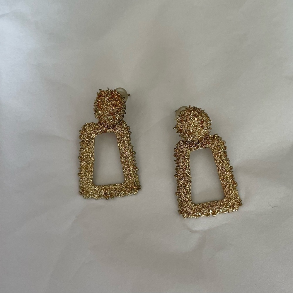 𝅺NWOT gold party earrings